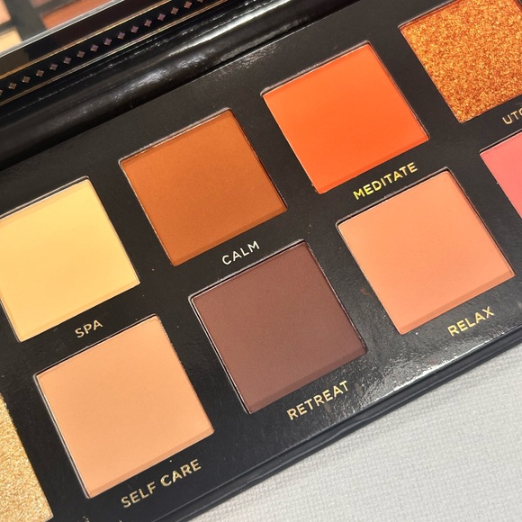 Ace Beaute Serenity Eyeshadow Palette - Gold Accents - Picture 4 of 5